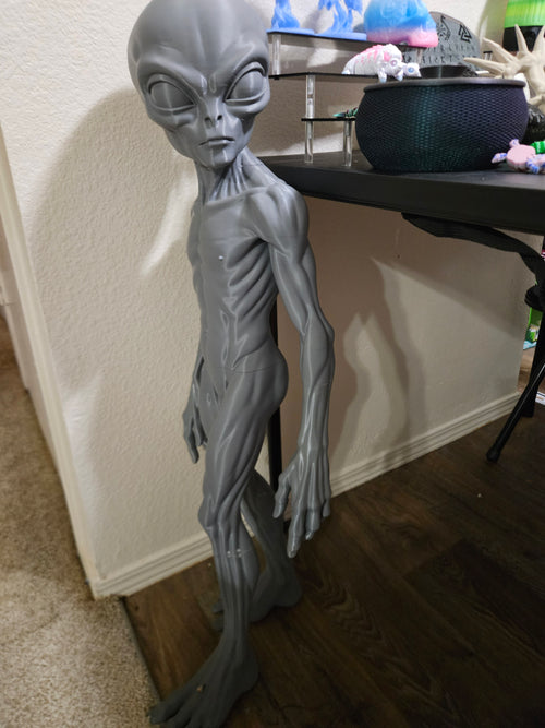3ft alien observer